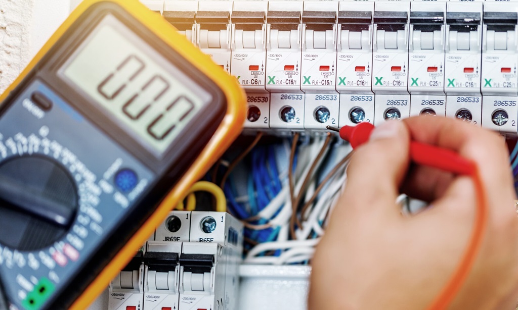 Essential Leadership Skills for Electricians in the Tech Industry